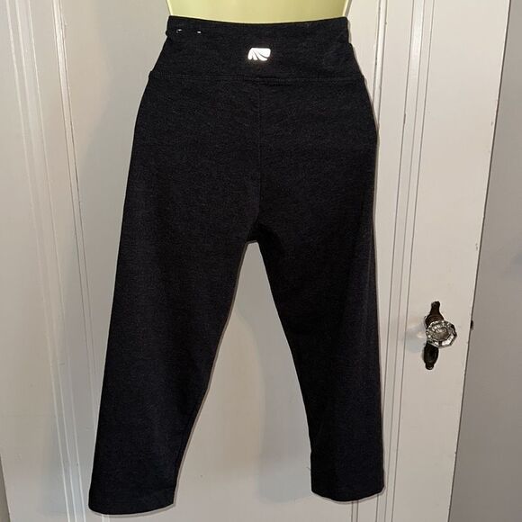 Marika dark gray cotton/polyester/spandex Capri exercise leggings - Picture 3 of 6